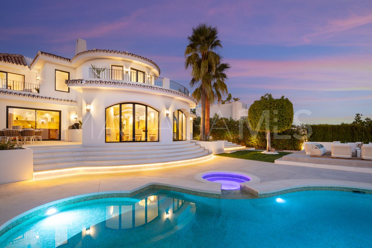 Villa for sale in Nueva Andalucia with 5 bedrooms