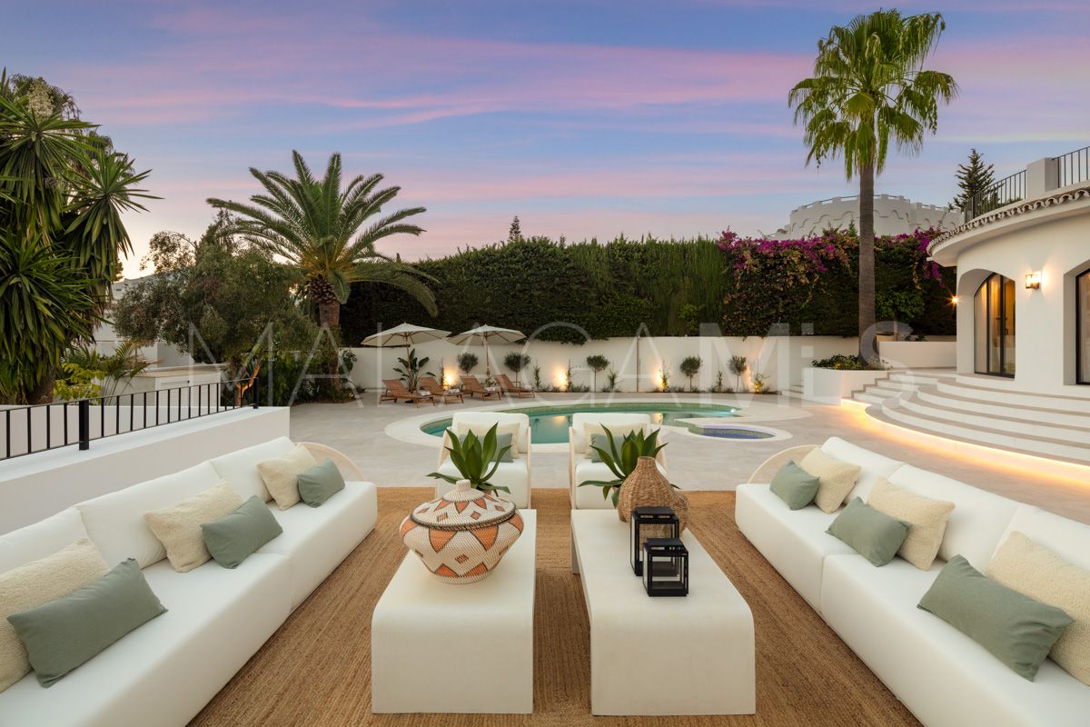 Villa for sale in Nueva Andalucia with 5 bedrooms
