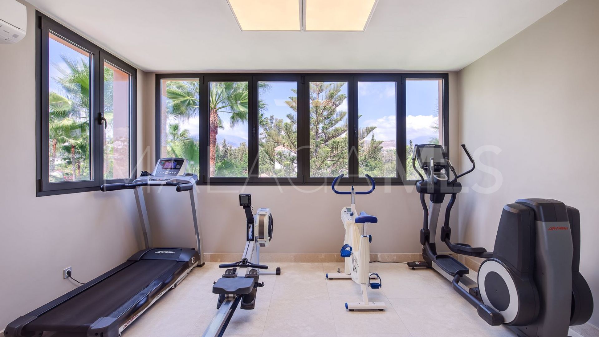 For sale Nueva Andalucia 5 bedrooms villa