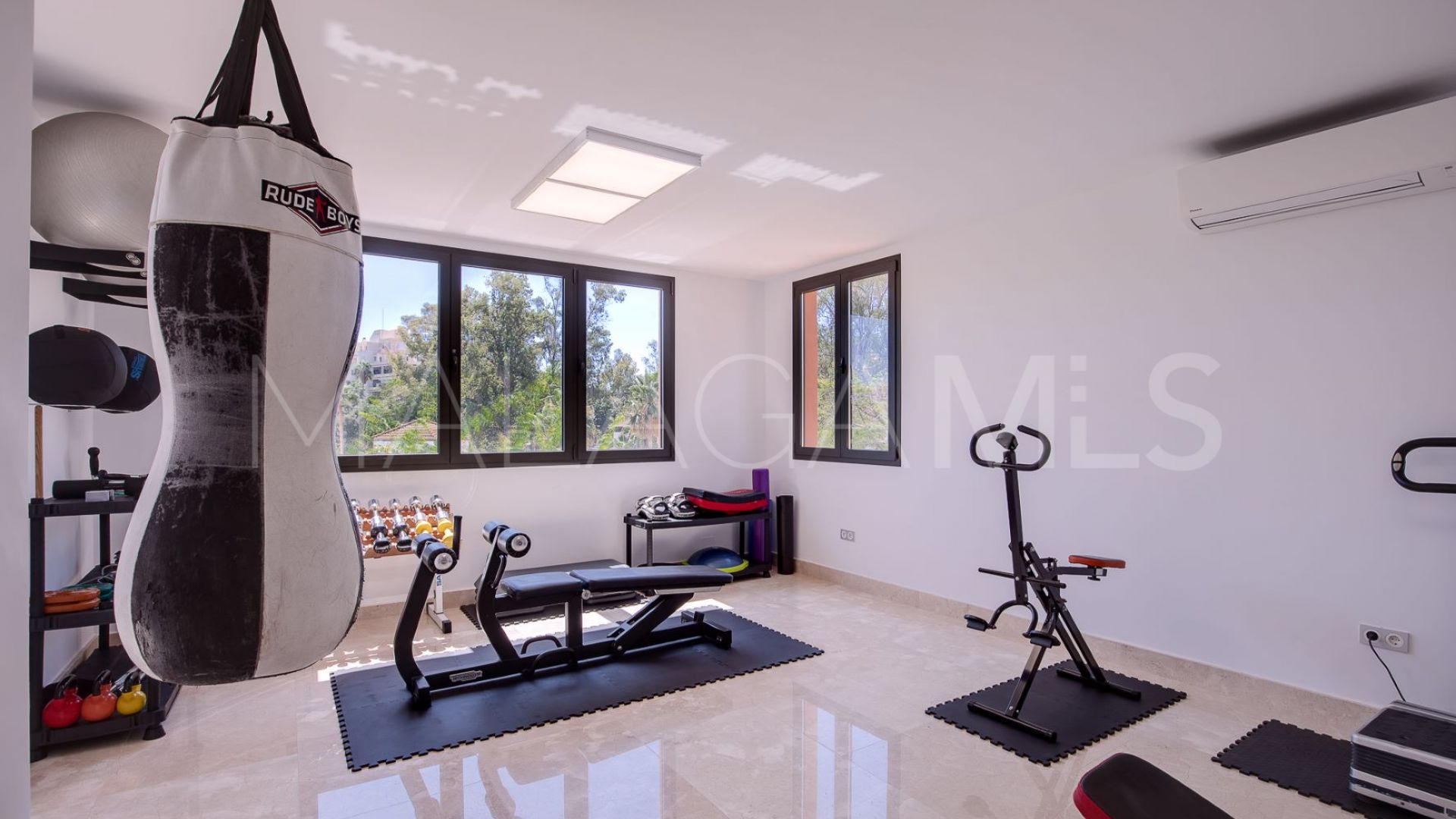 For sale Nueva Andalucia 5 bedrooms villa