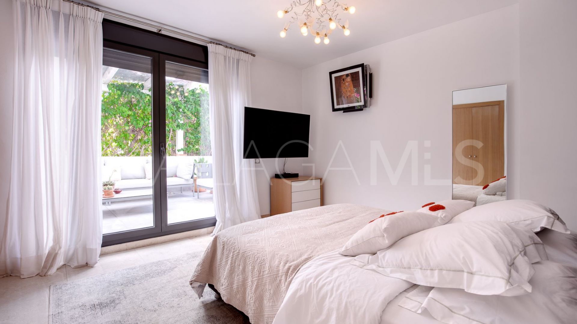 For sale Nueva Andalucia 5 bedrooms villa