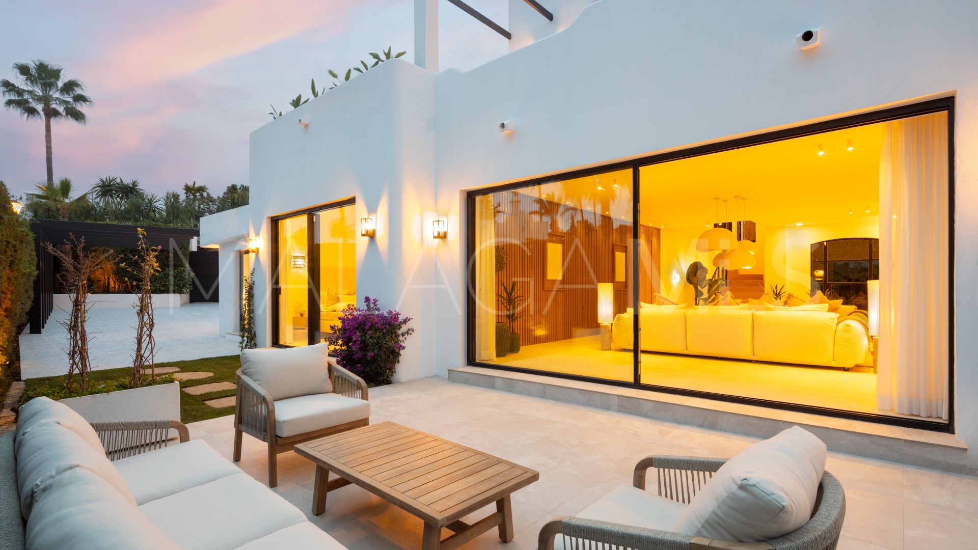 Buy villa in Nueva Andalucia de 4 bedrooms