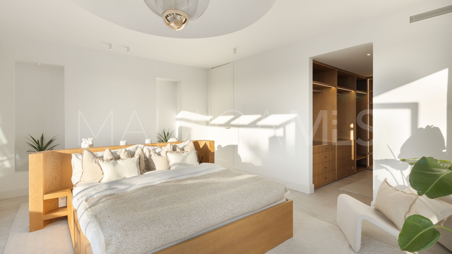 Buy Nueva Andalucia 4 bedrooms villa