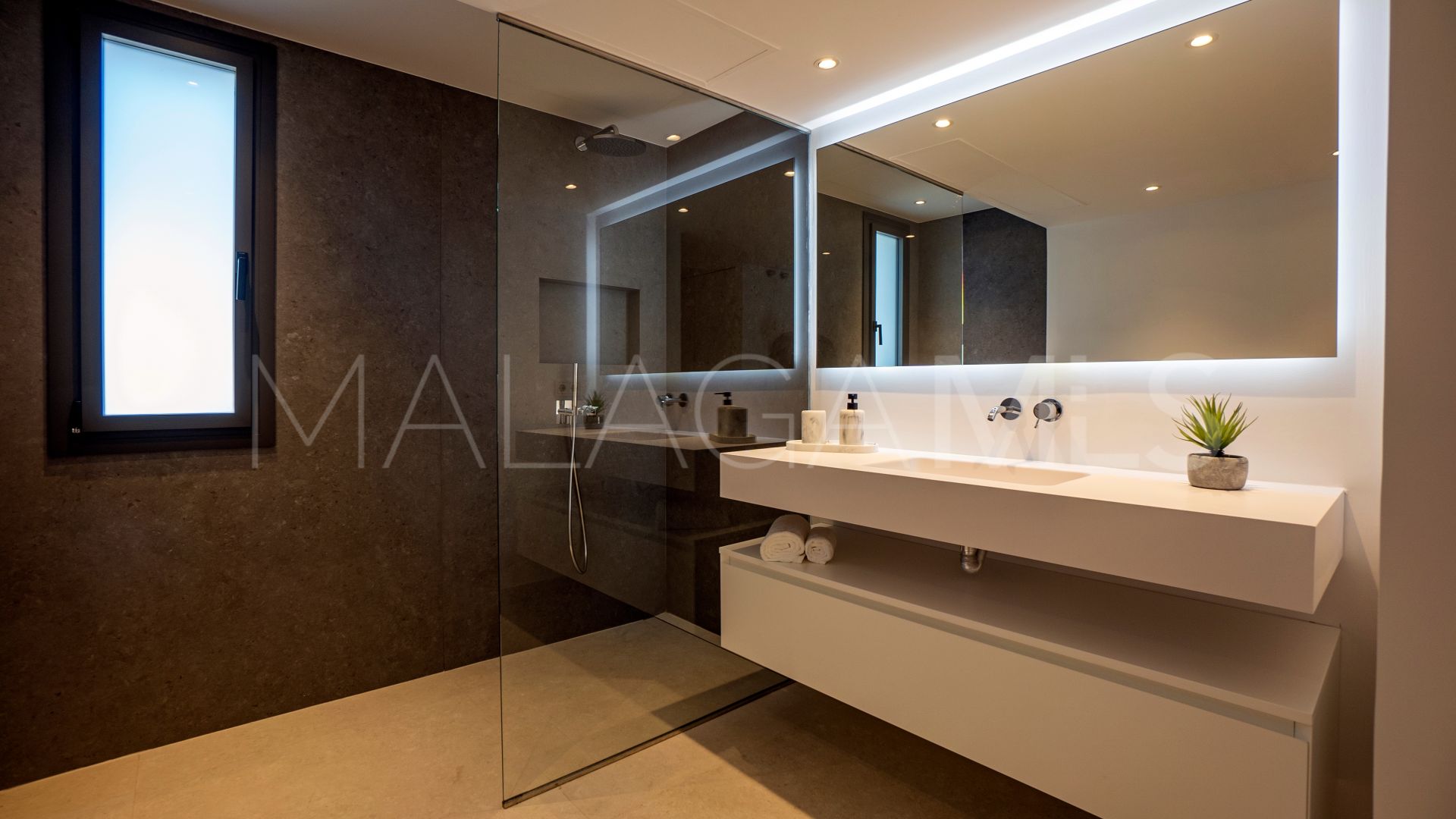 Villa for sale in Nueva Andalucia