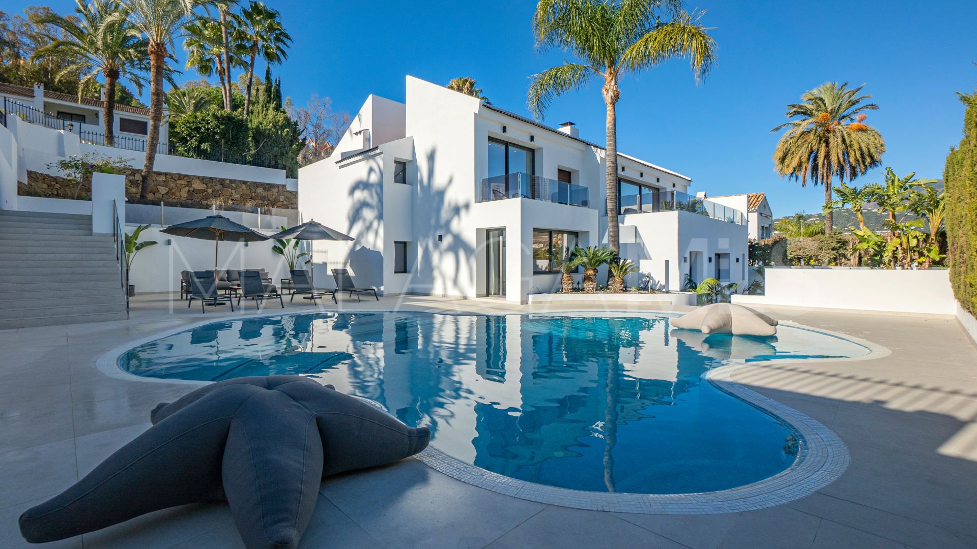 Villa for sale in Nueva Andalucia