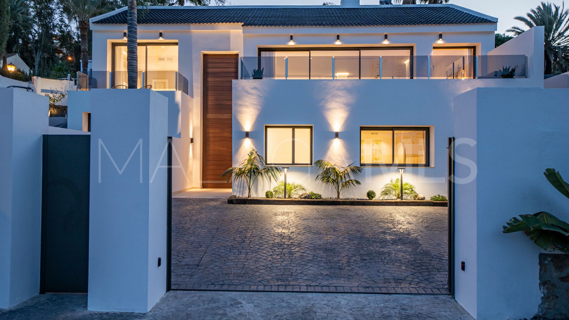 Villa for sale in Nueva Andalucia