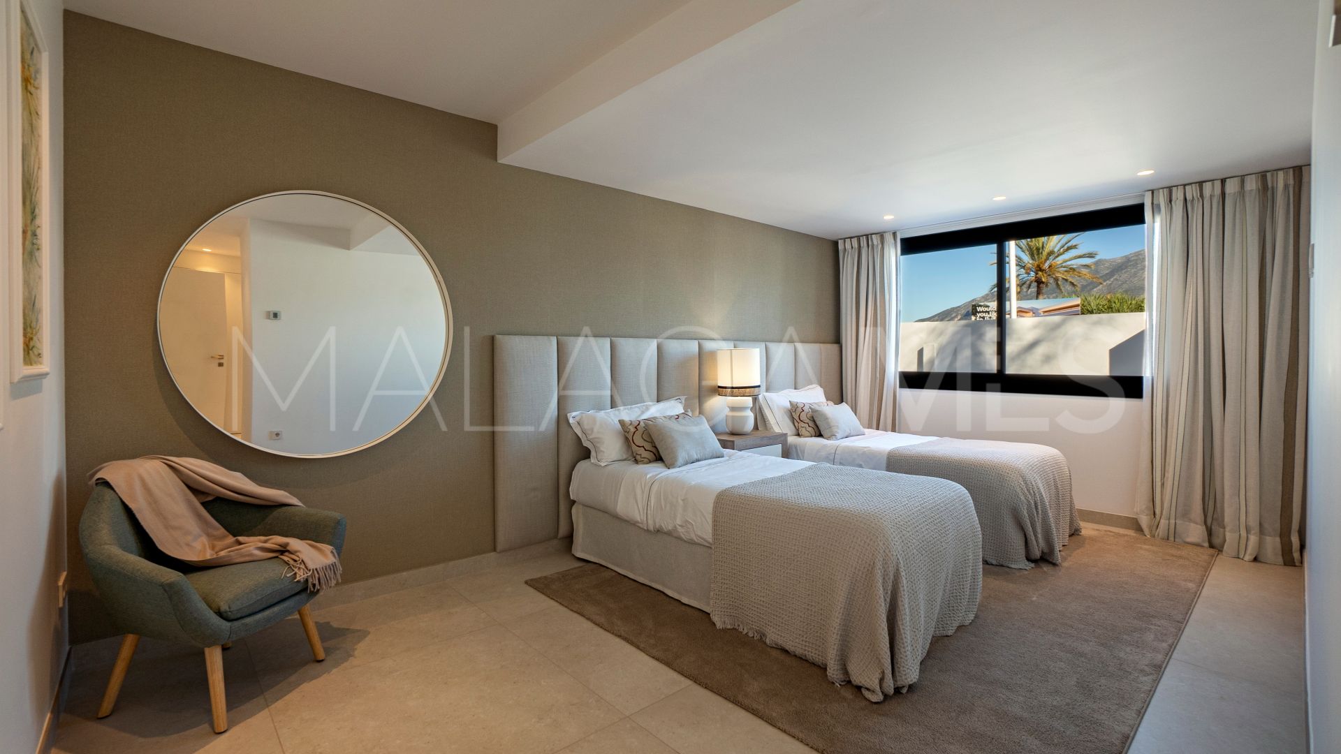 Villa for sale in Nueva Andalucia