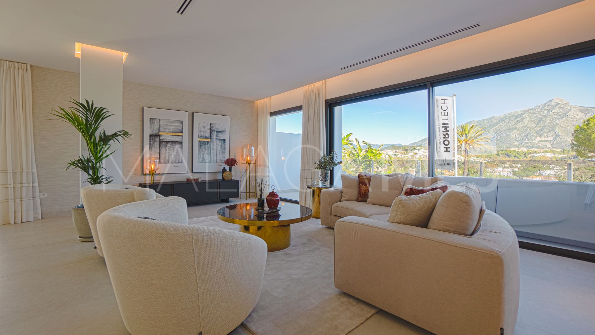 Villa for sale in Nueva Andalucia