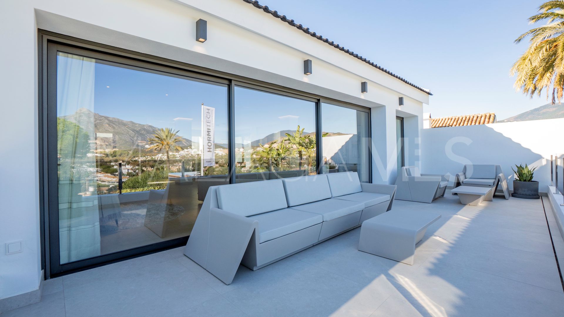 Villa for sale in Nueva Andalucia