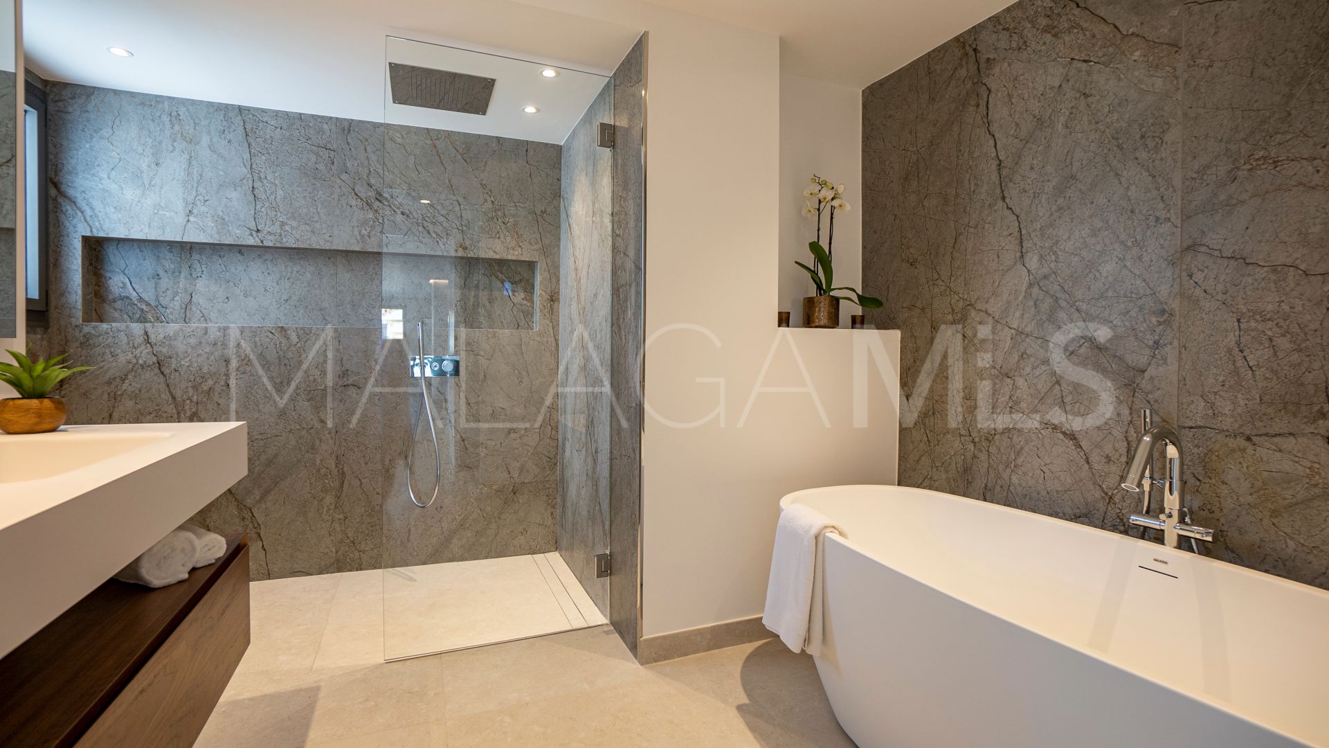 Villa for sale in Nueva Andalucia