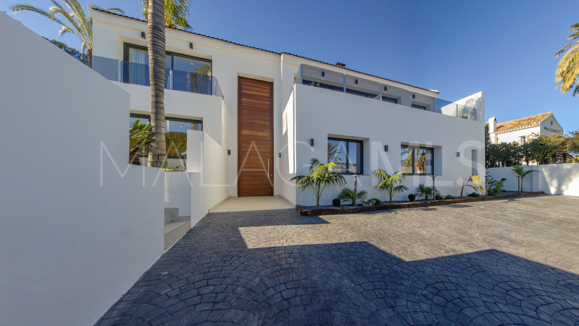 Villa for sale in Nueva Andalucia