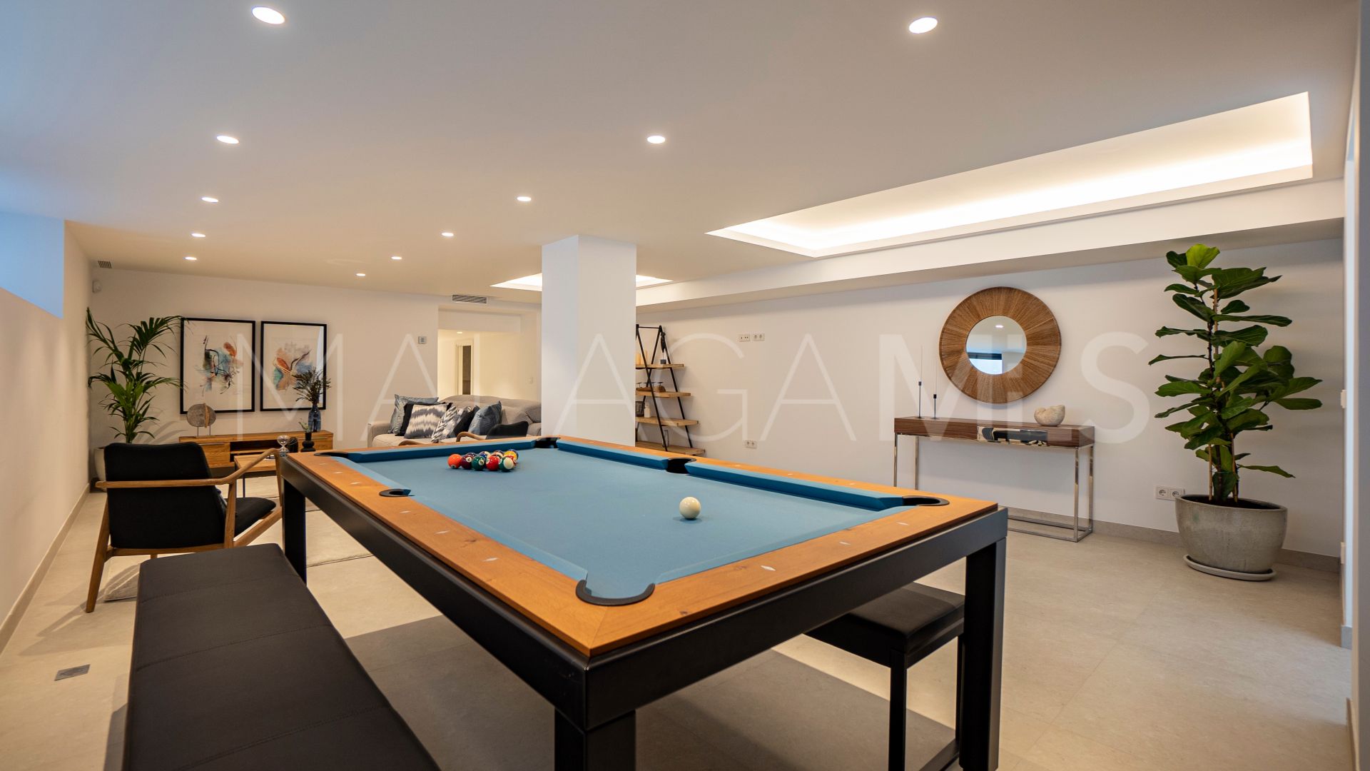Villa for sale in Nueva Andalucia