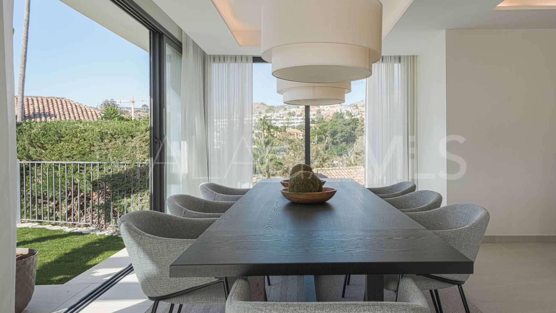 Villa for sale in Nueva Andalucia