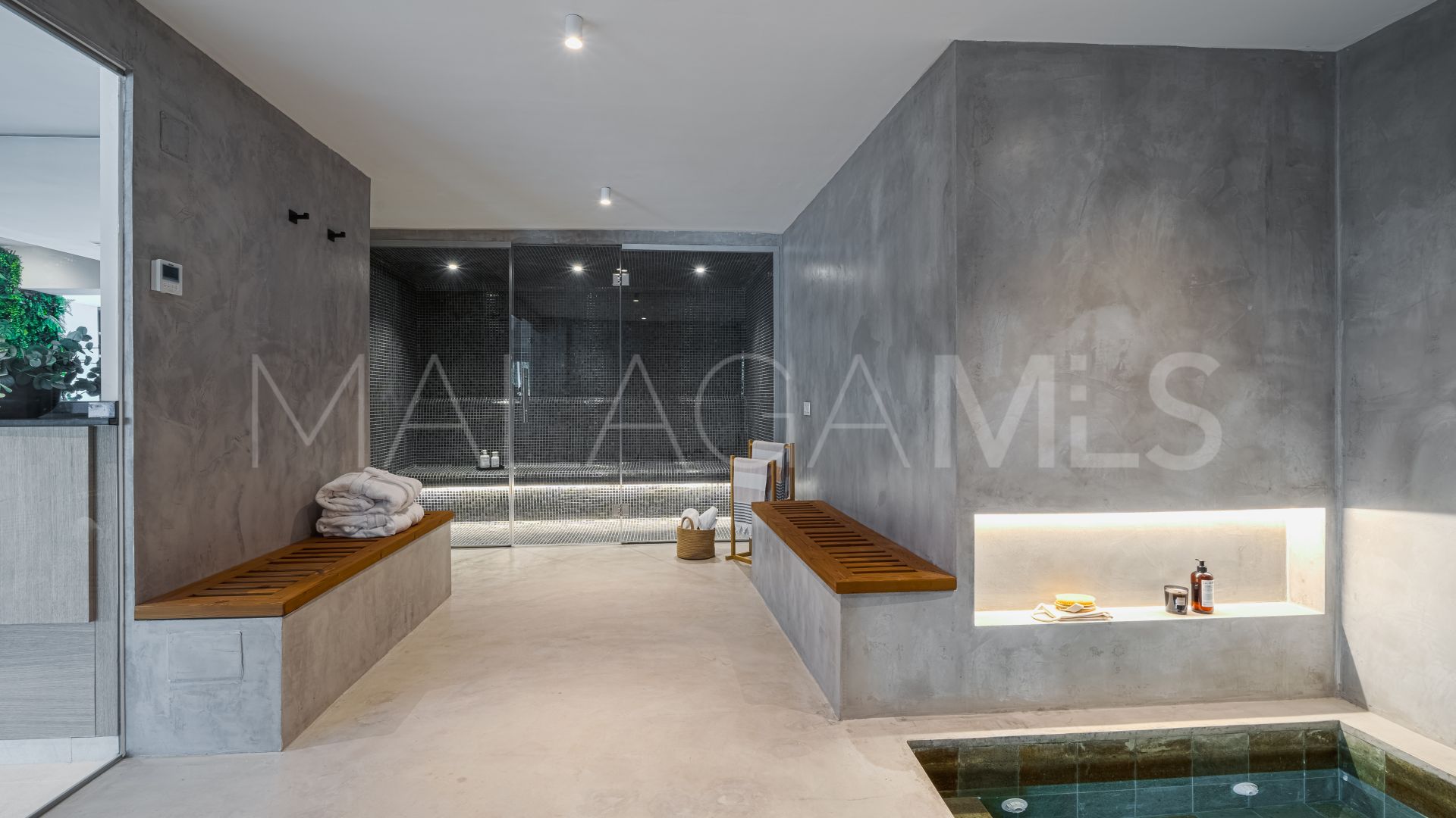 Villa for sale in Nueva Andalucia