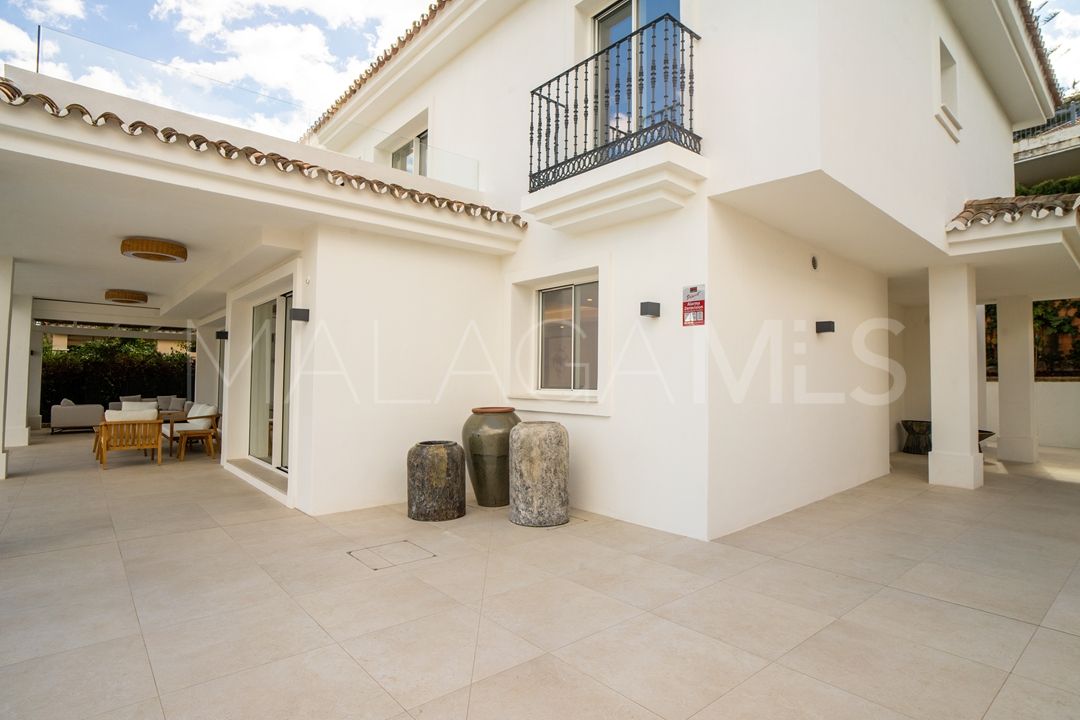 Villa for sale in Nueva Andalucia