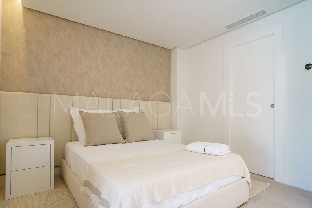Villa for sale in Nueva Andalucia