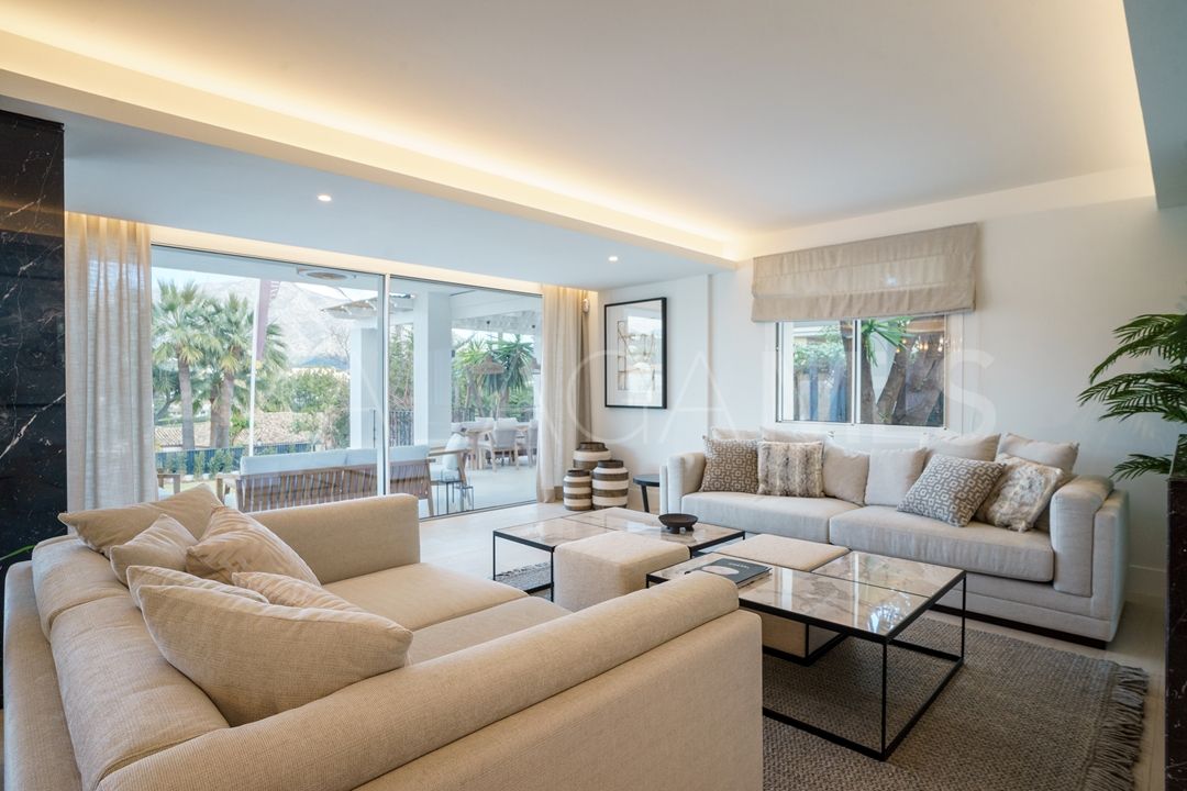Villa for sale in Nueva Andalucia