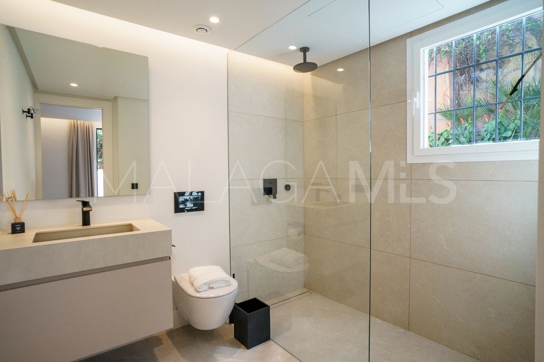 Villa for sale in Nueva Andalucia