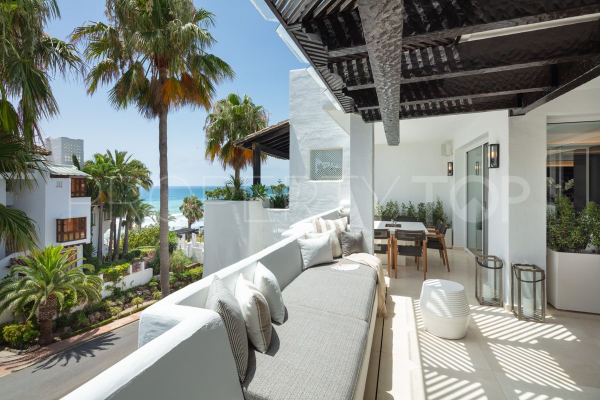 Duplex penthouse with 4 bedrooms for sale in Marbella City