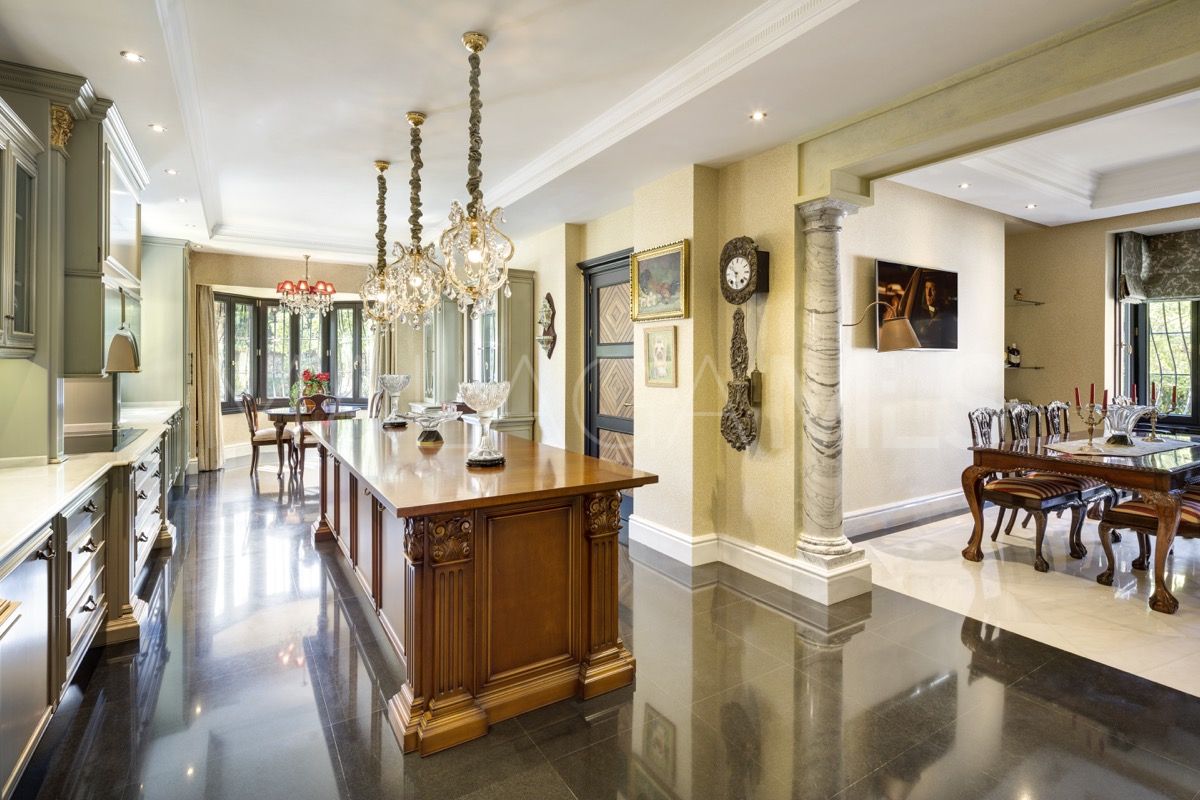 Villa for sale in Marbella Golden Mile with 7 bedrooms