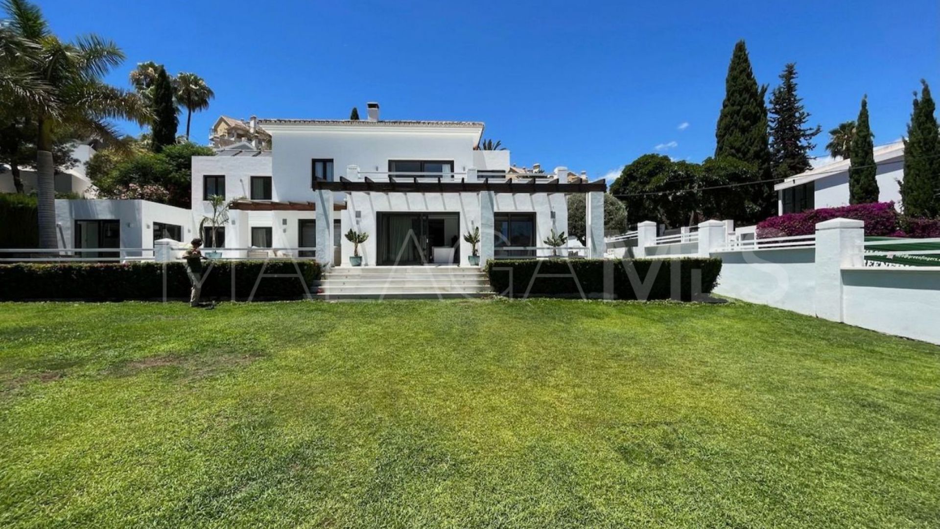 Villa for sale in Nueva Andalucia