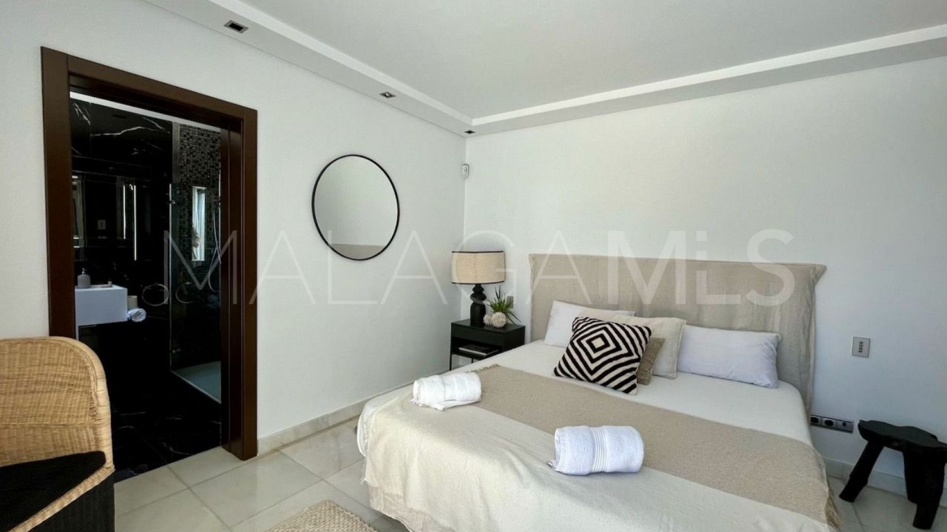 Villa for sale in Nueva Andalucia