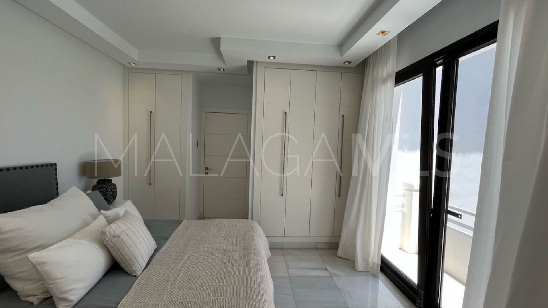 Villa for sale in Nueva Andalucia