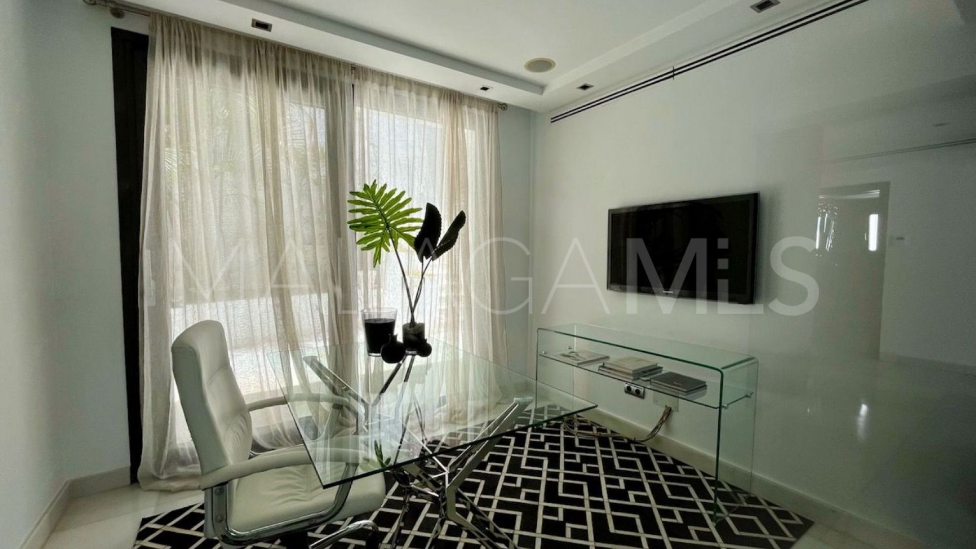 Villa for sale in Nueva Andalucia