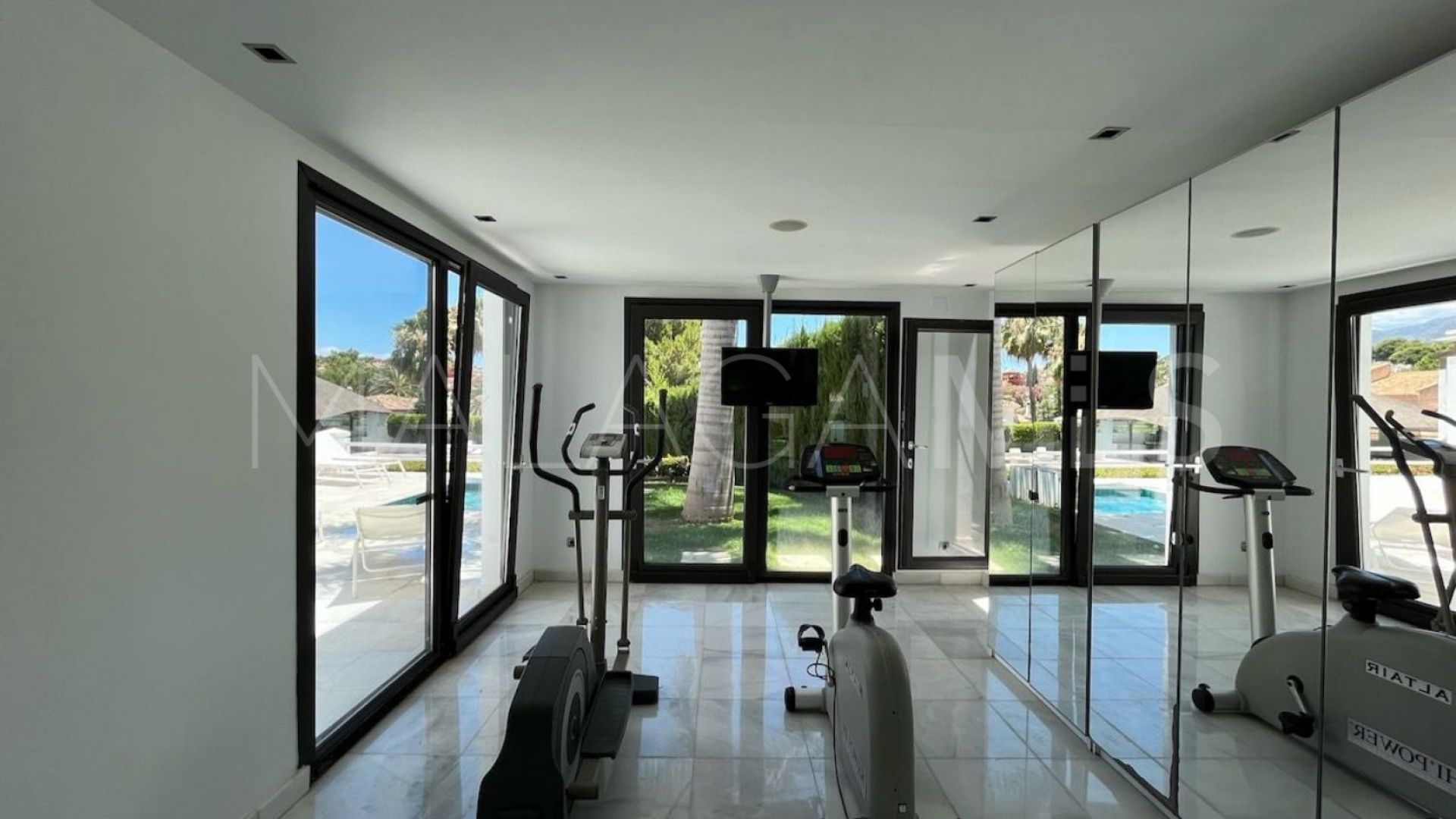 Villa for sale in Nueva Andalucia