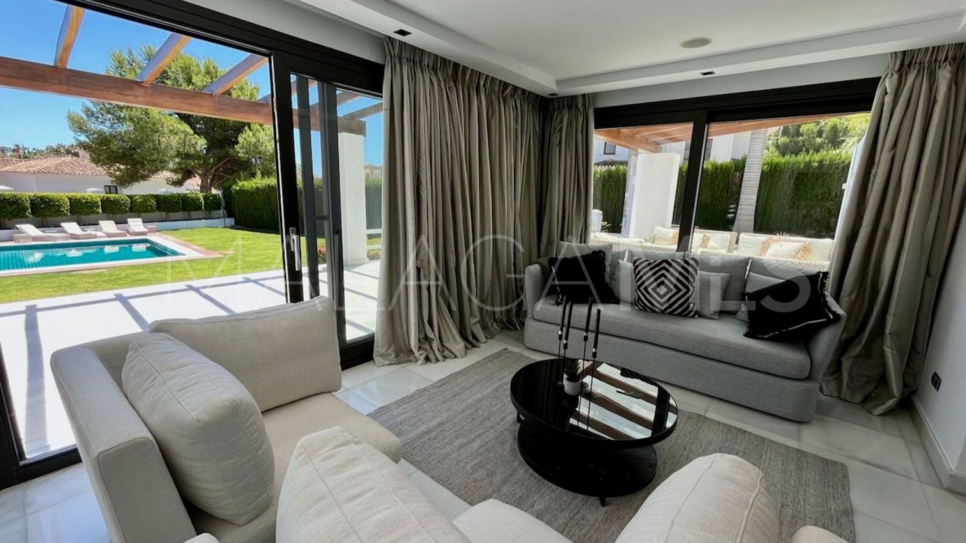 Villa for sale in Nueva Andalucia
