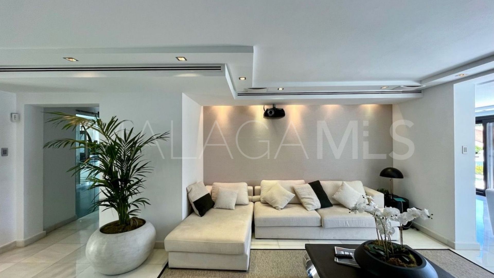 Villa for sale in Nueva Andalucia