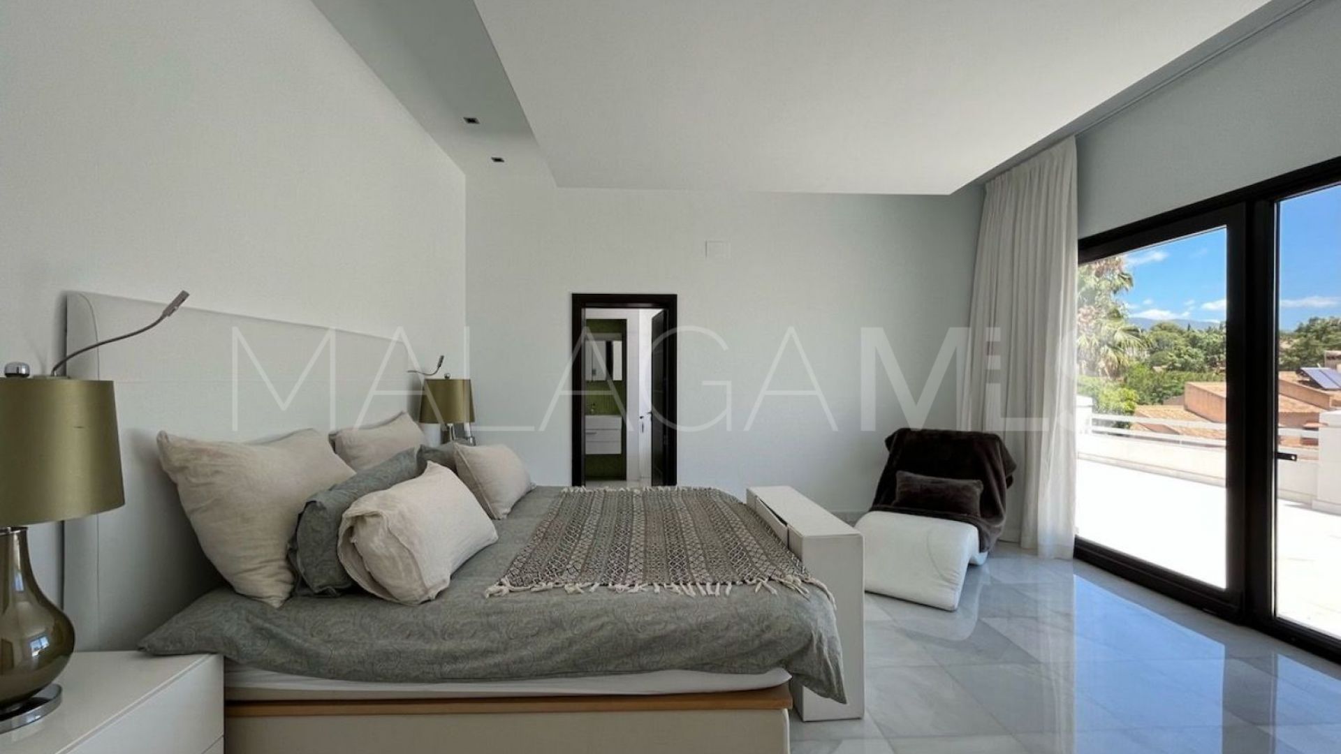 Villa for sale in Nueva Andalucia