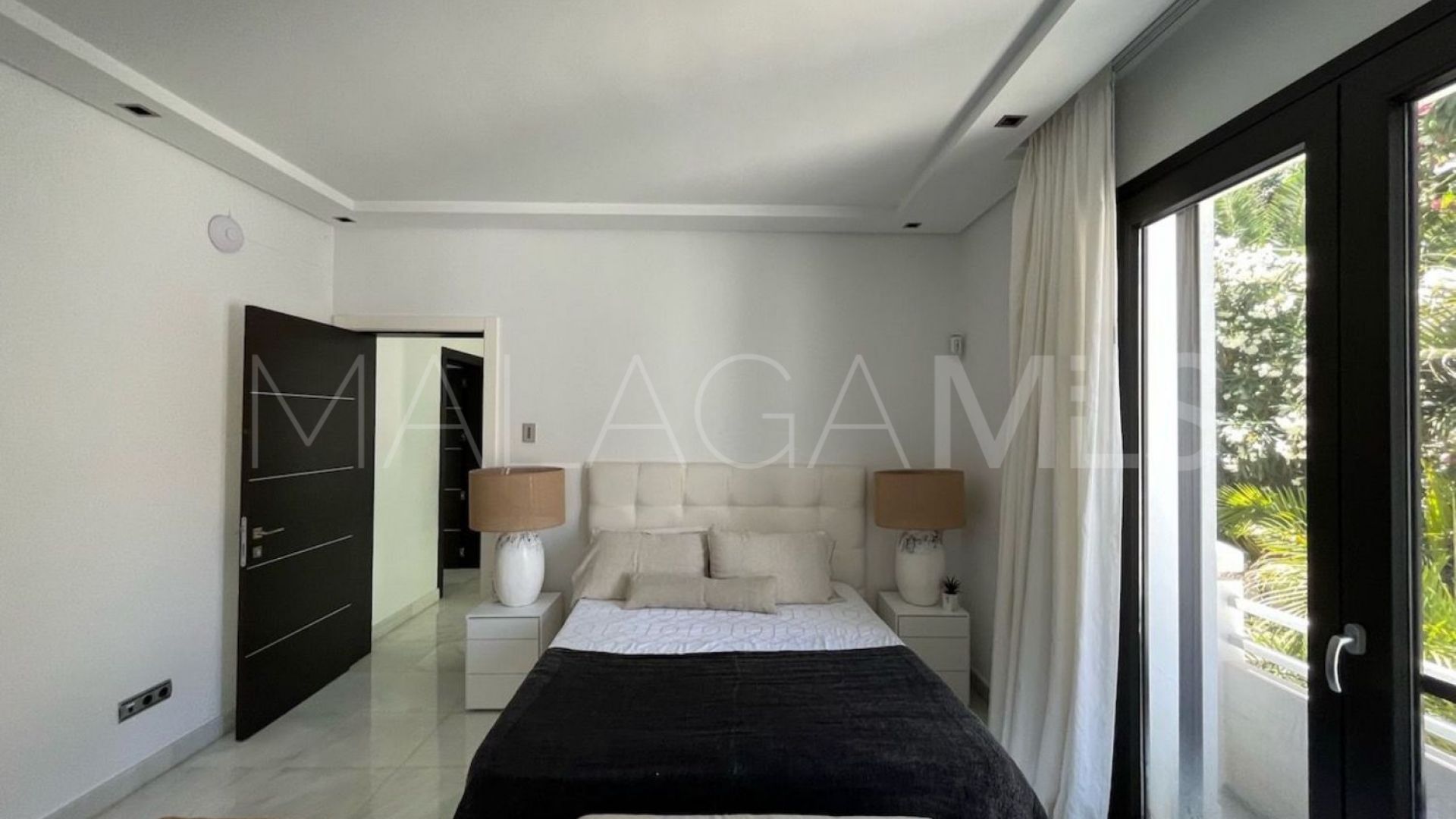 Villa for sale in Nueva Andalucia