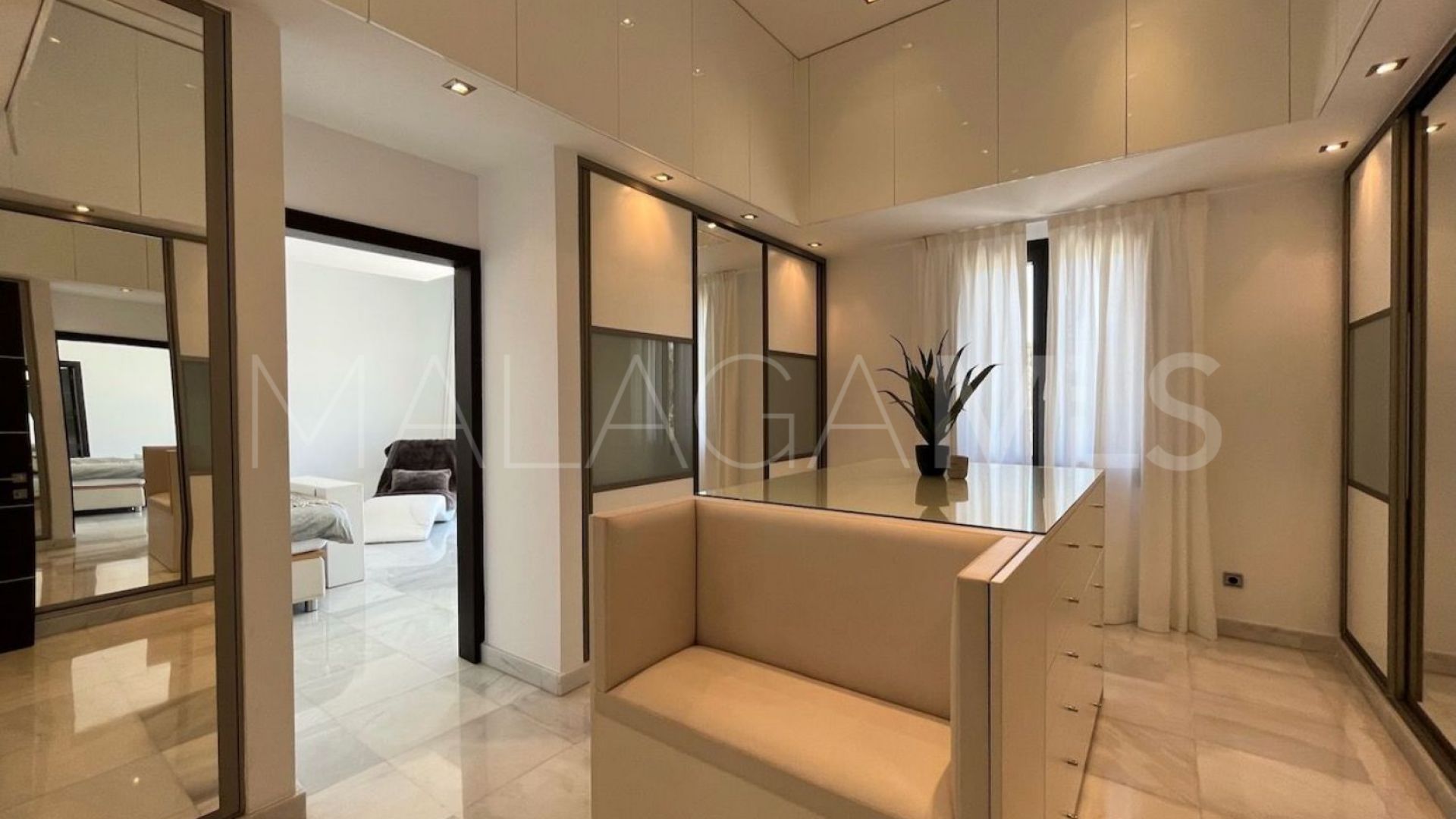 Villa for sale in Nueva Andalucia