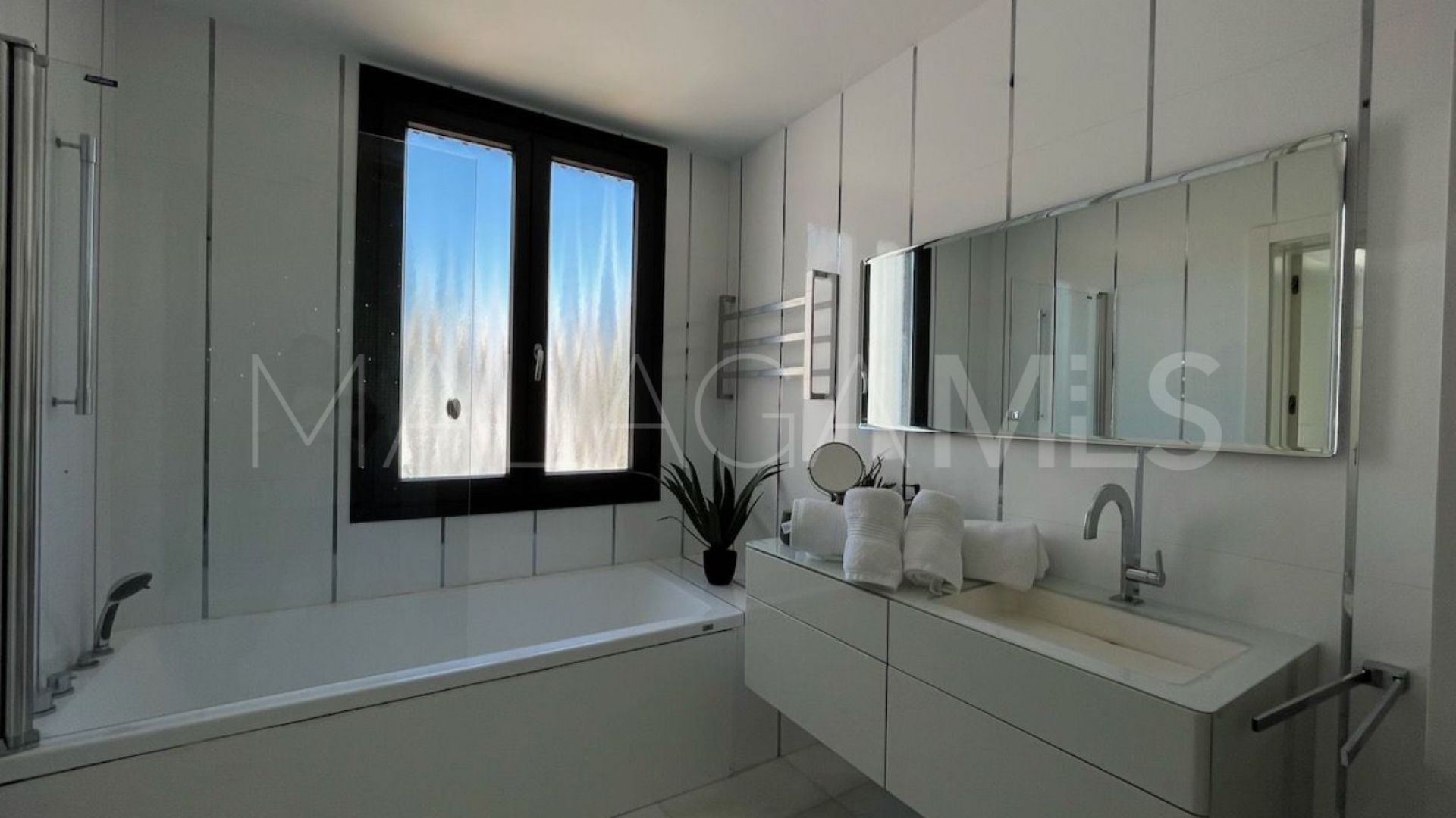 Villa for sale in Nueva Andalucia