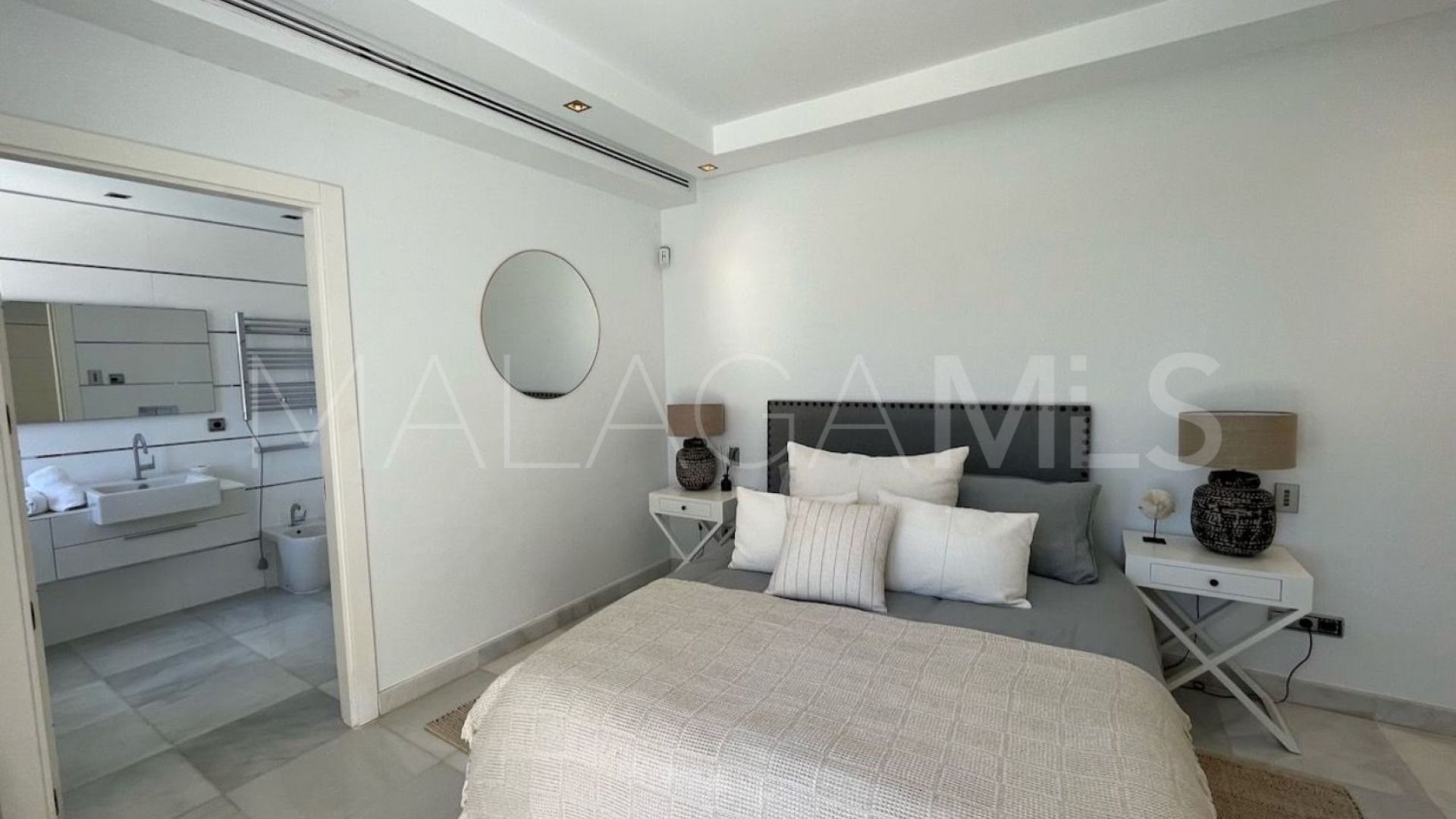 Villa for sale in Nueva Andalucia
