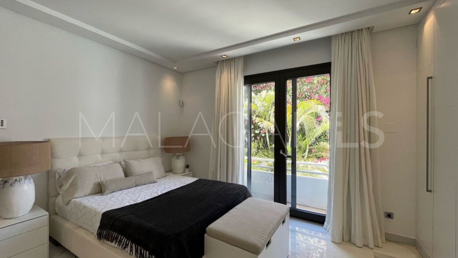 Villa for sale in Nueva Andalucia
