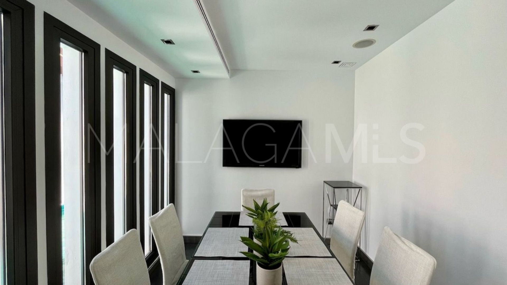 Villa for sale in Nueva Andalucia