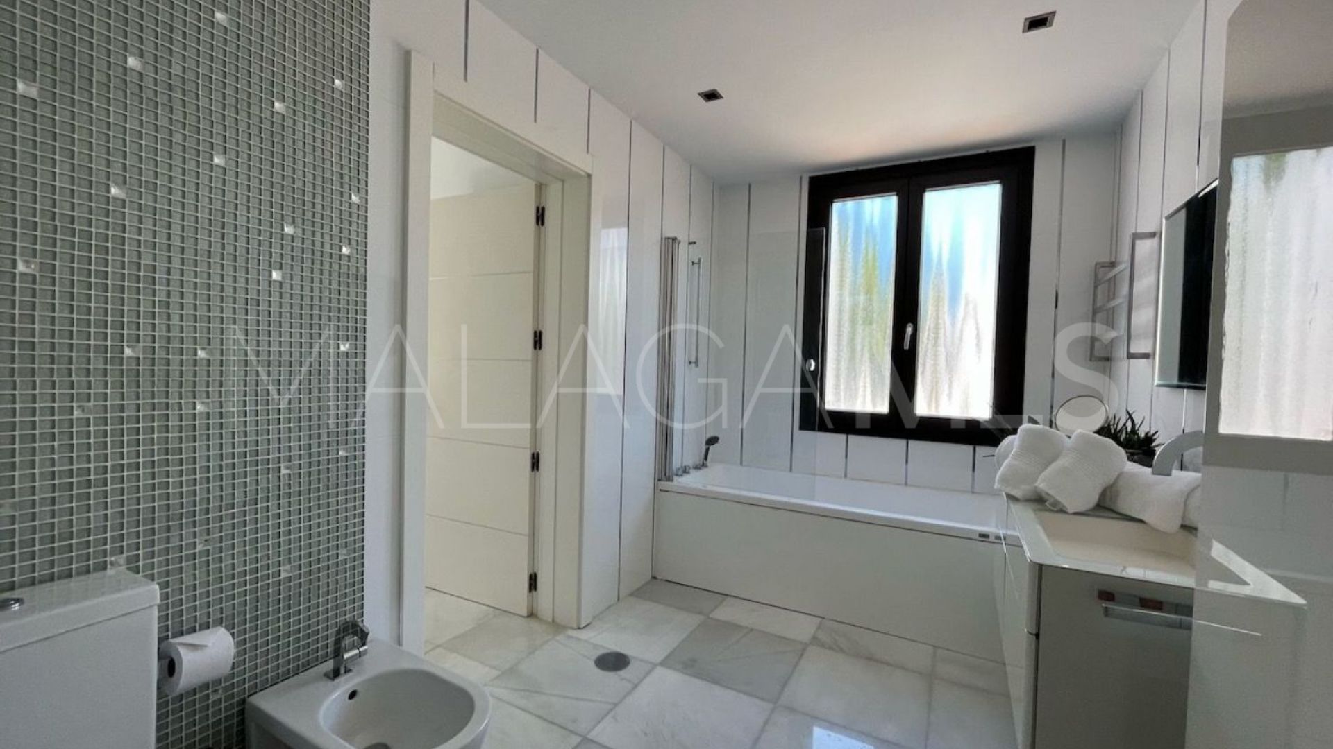 Villa for sale in Nueva Andalucia