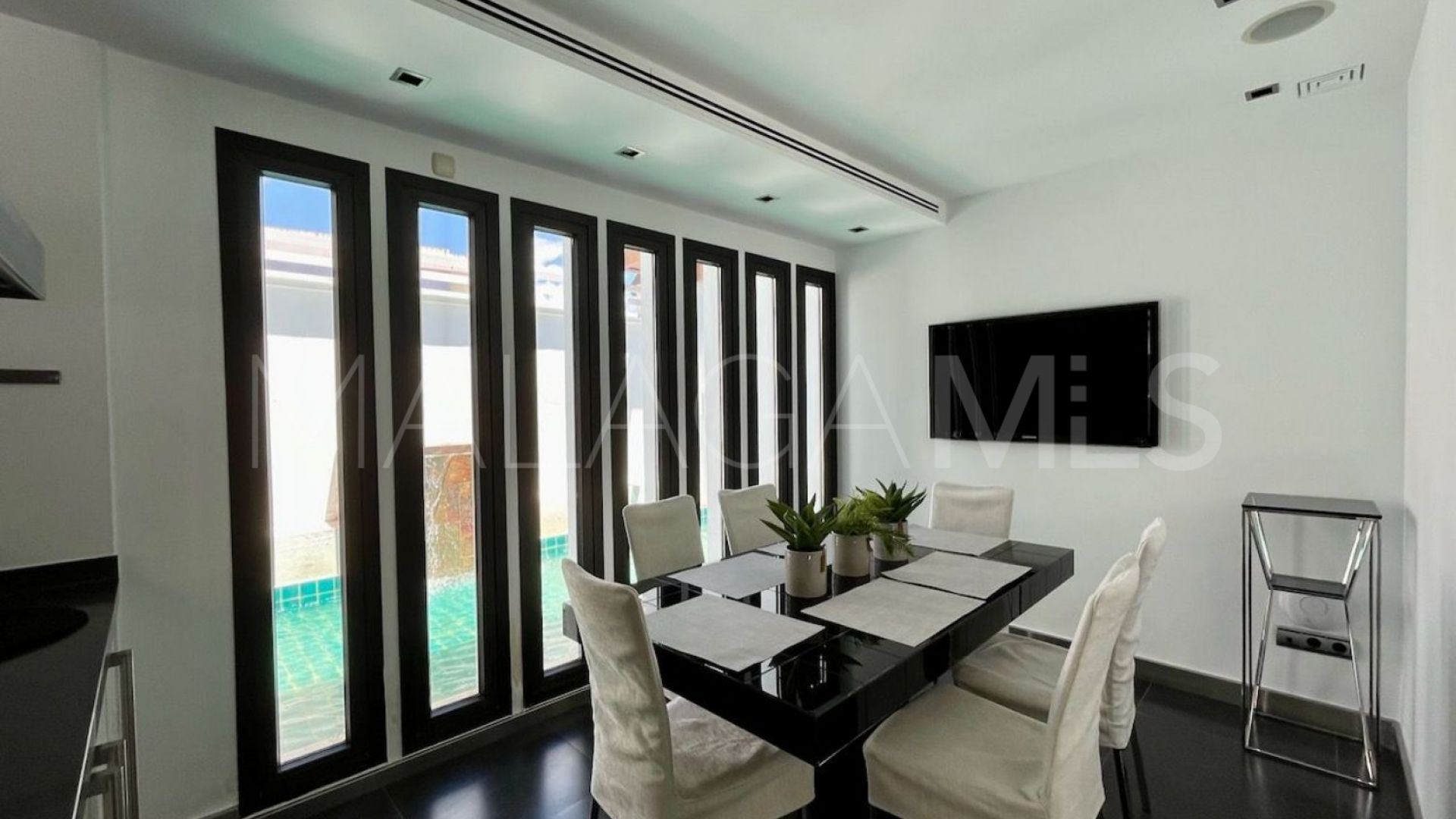 Villa for sale in Nueva Andalucia