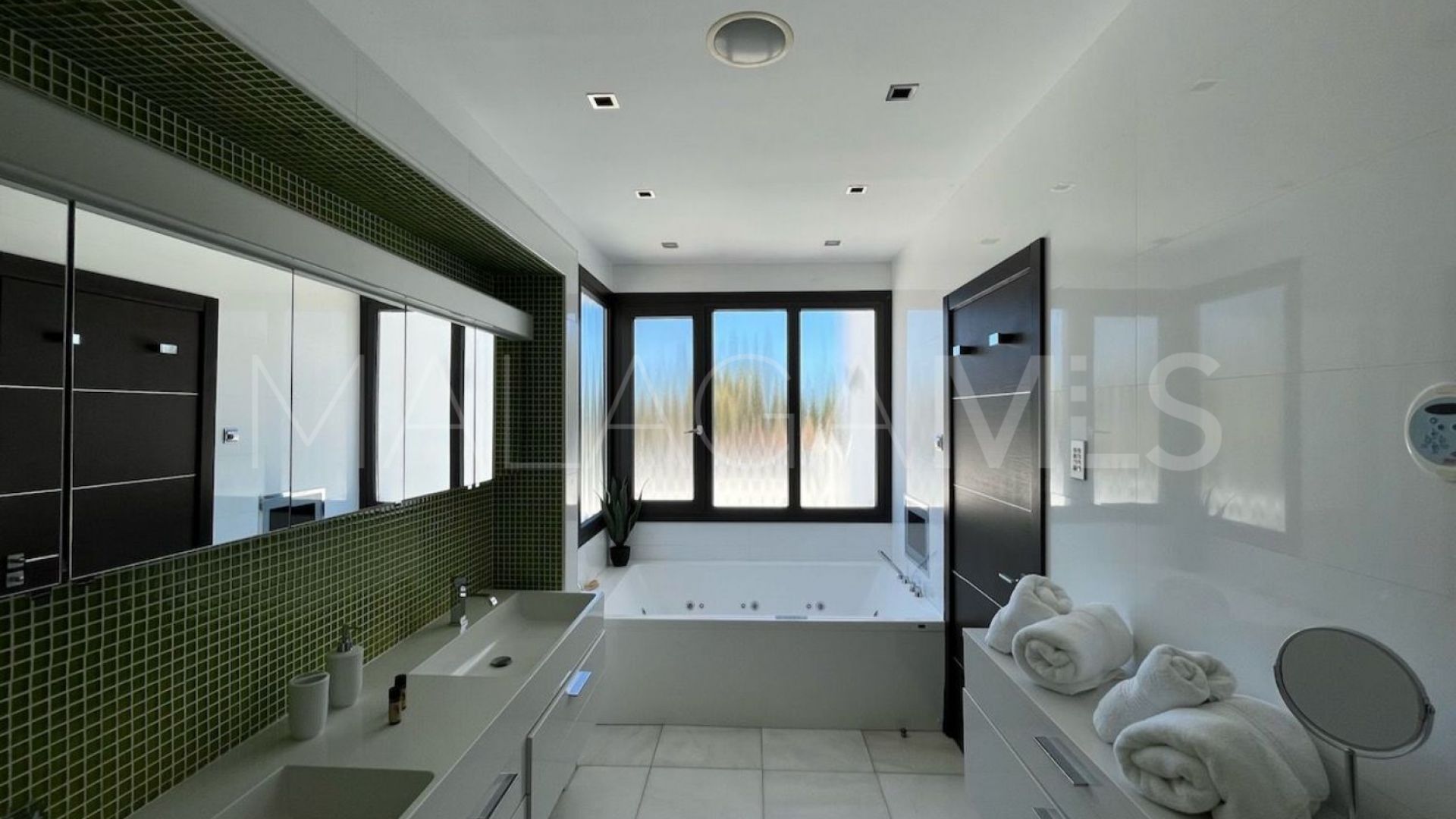 Villa for sale in Nueva Andalucia