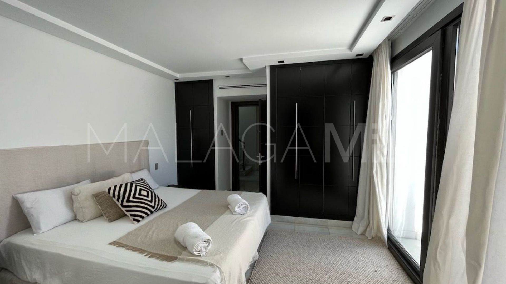 Villa for sale in Nueva Andalucia