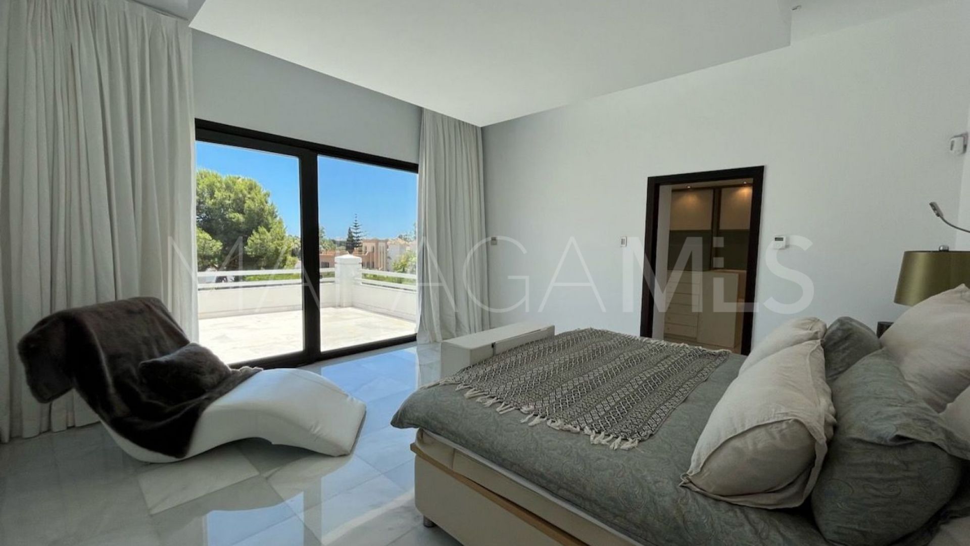 Villa for sale in Nueva Andalucia