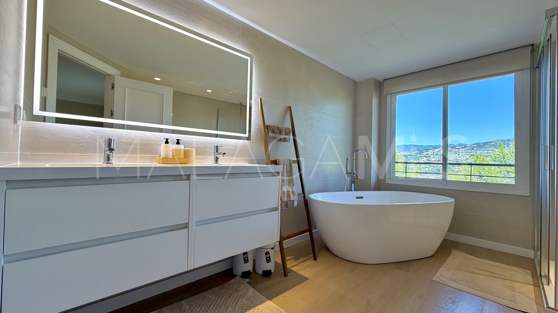 Apartment for sale in Magna Marbella with 3 bedrooms