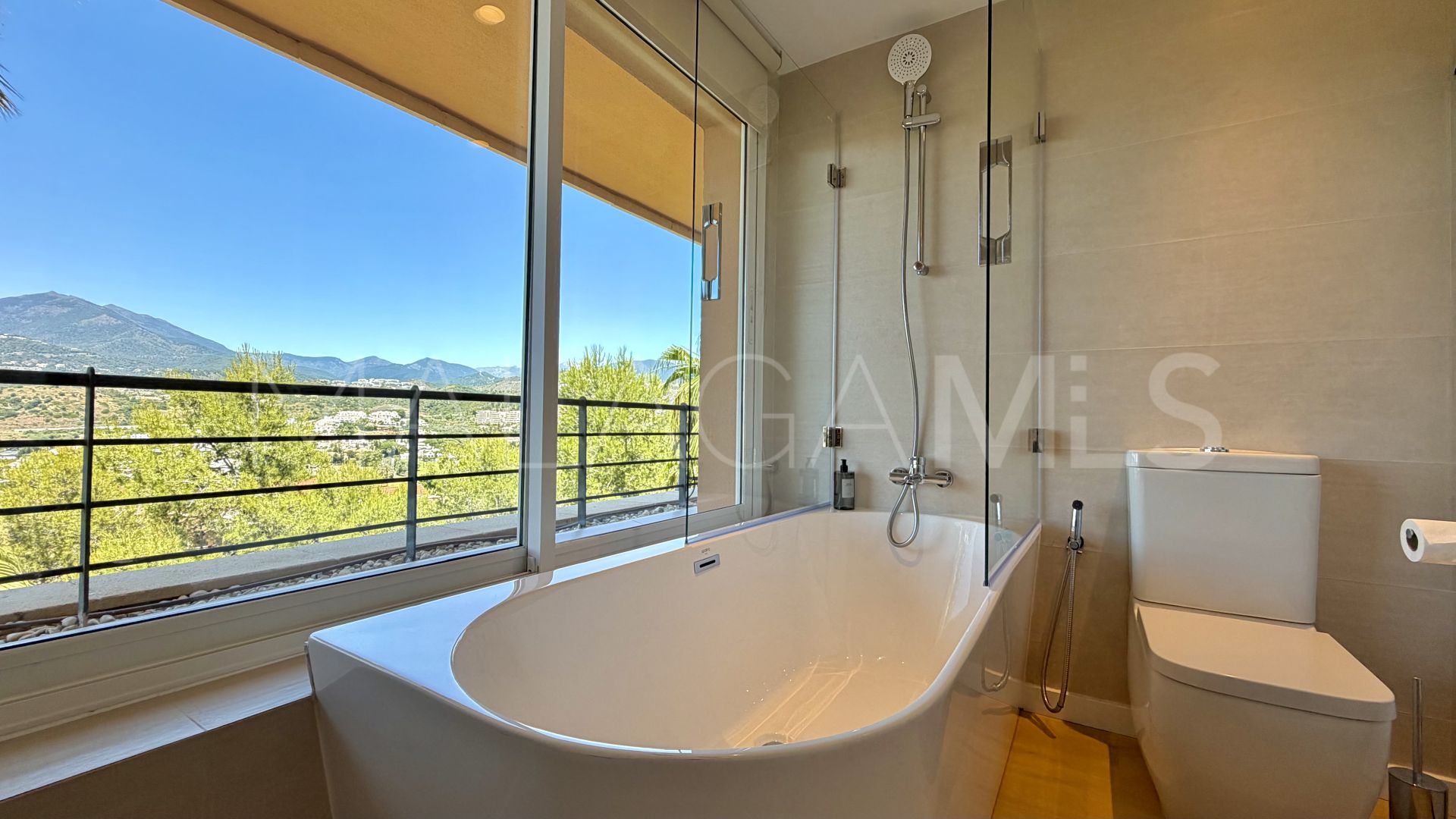 Apartment for sale in Magna Marbella with 3 bedrooms