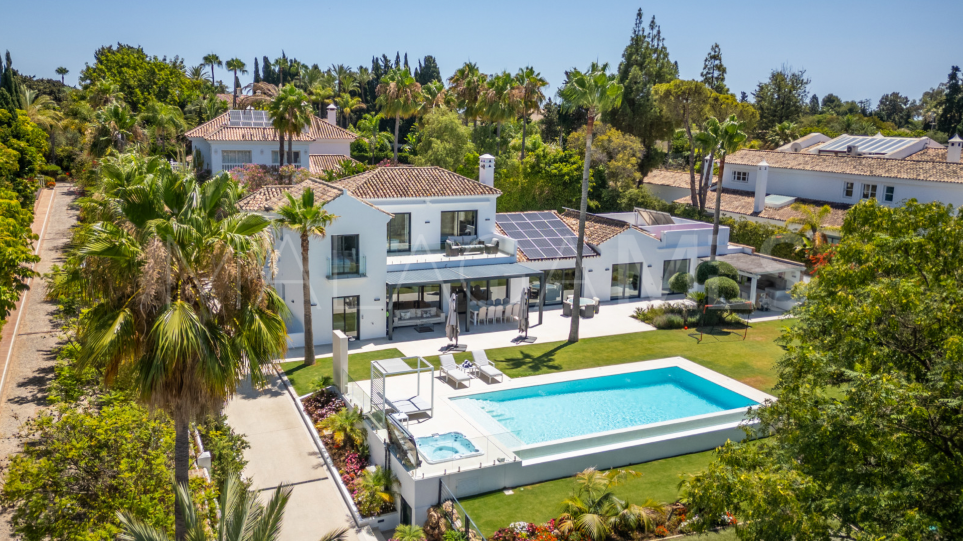 Villa for sale in Guadalmina Baja