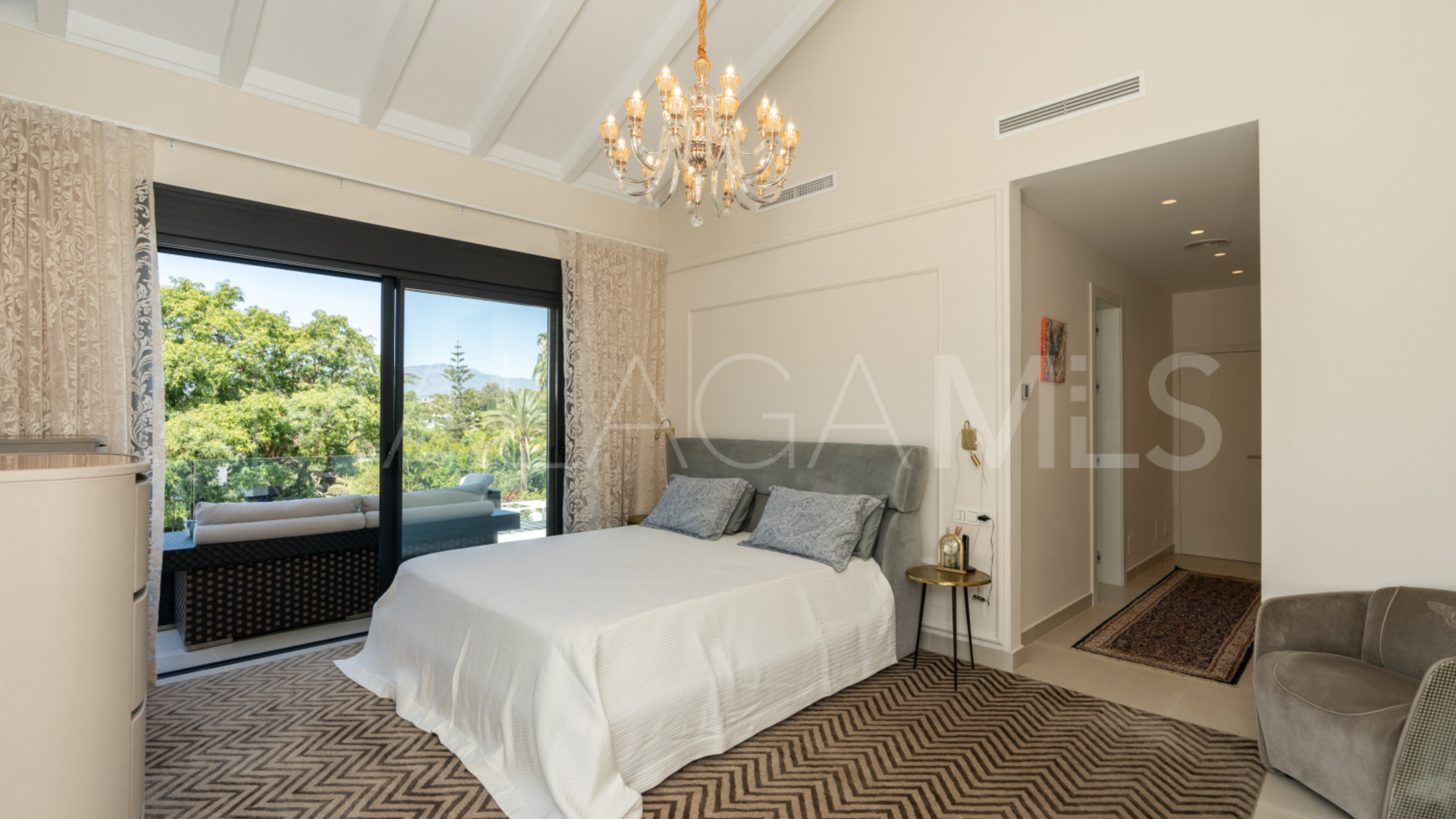 Villa for sale in Guadalmina Baja