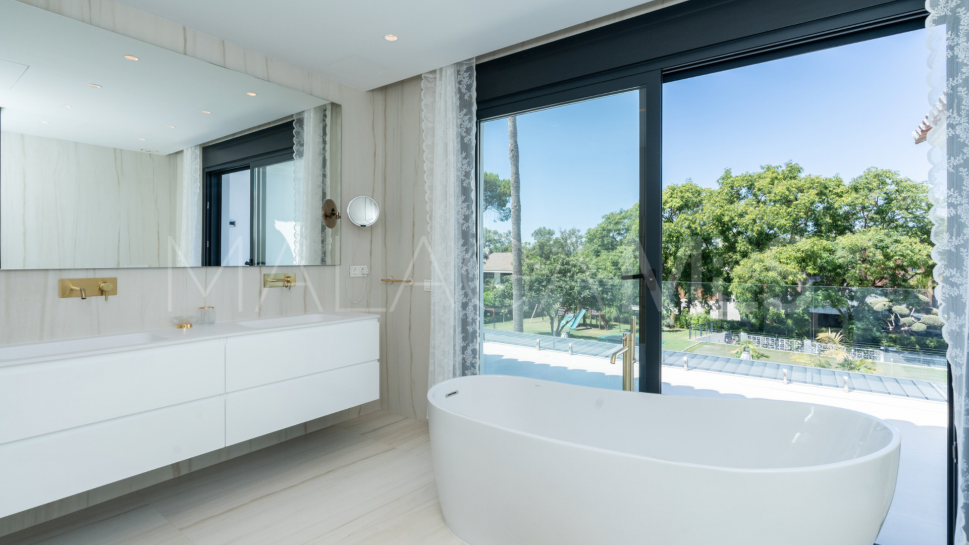 Villa for sale in Guadalmina Baja