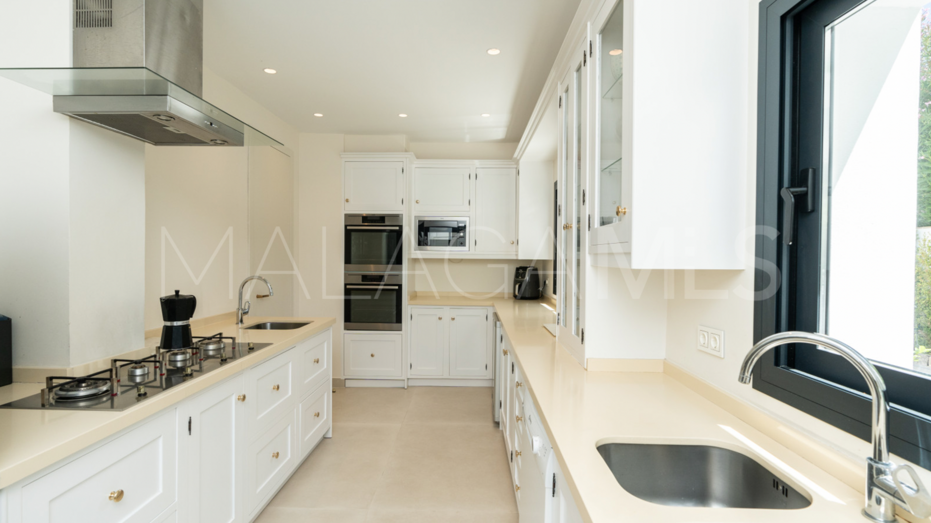 Villa for sale in Guadalmina Baja