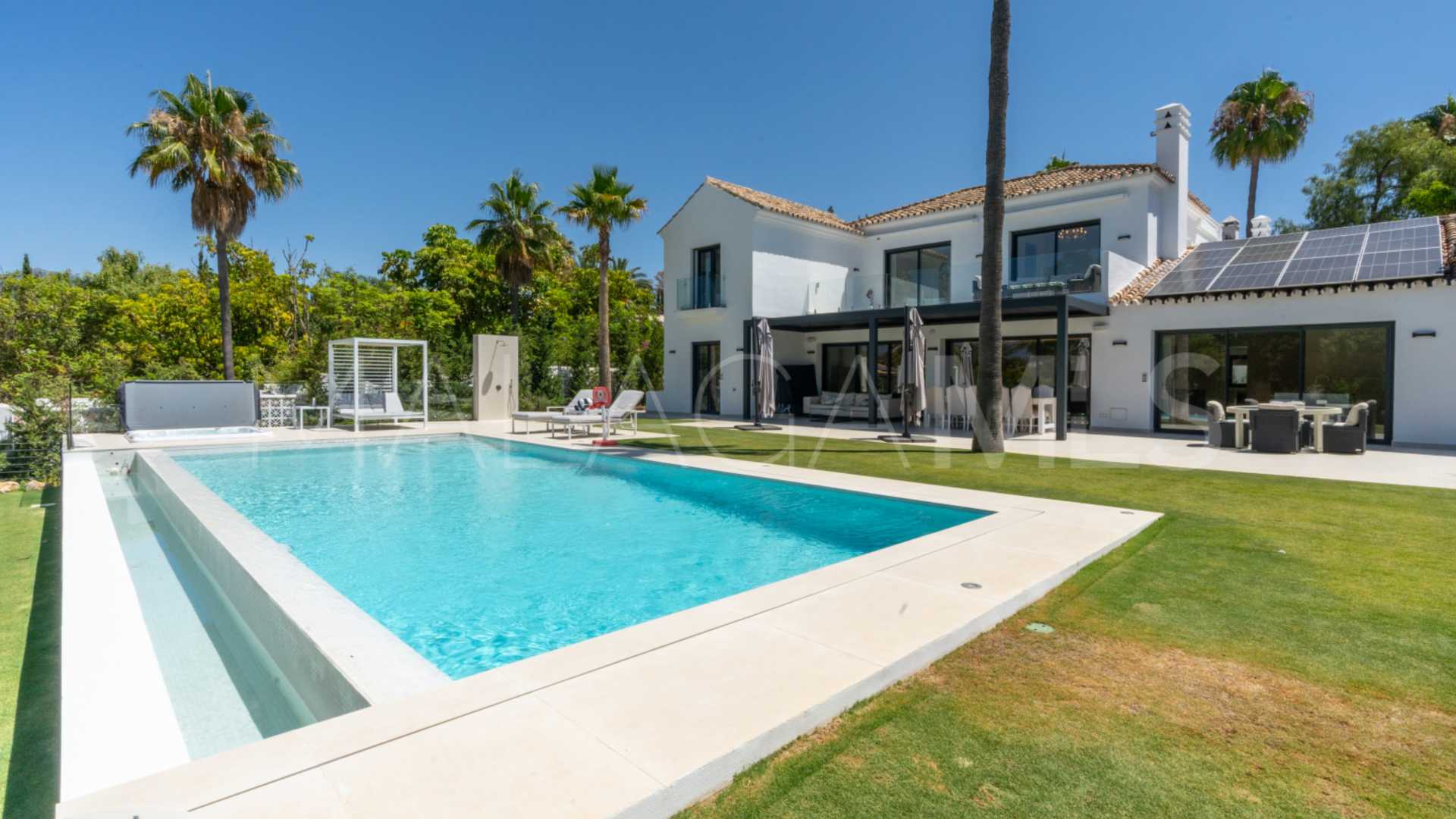 Villa for sale in Guadalmina Baja